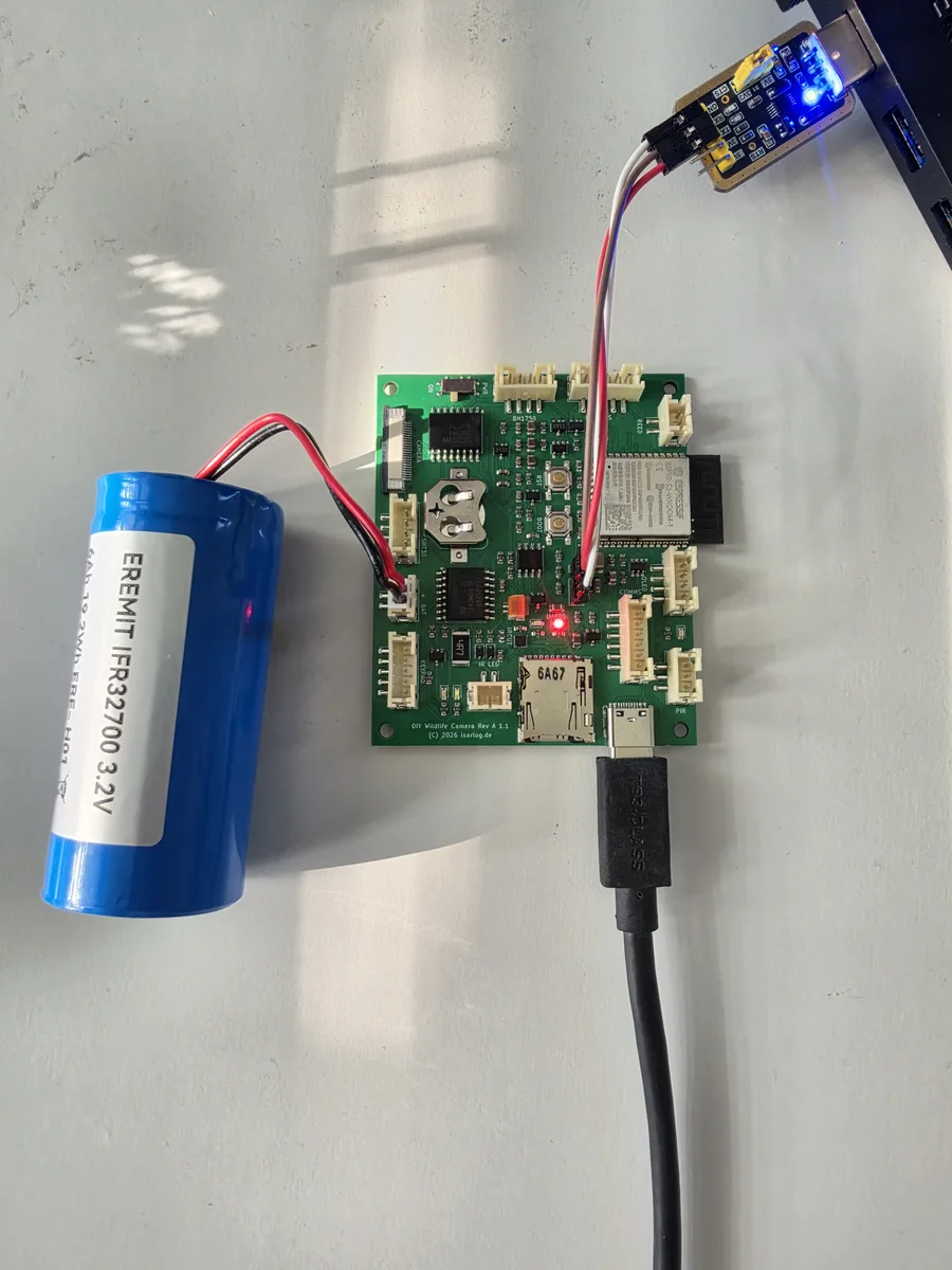 Wildkamera-Platine im Betrieb mit angeschlossenem Akku und seriellem Adapter