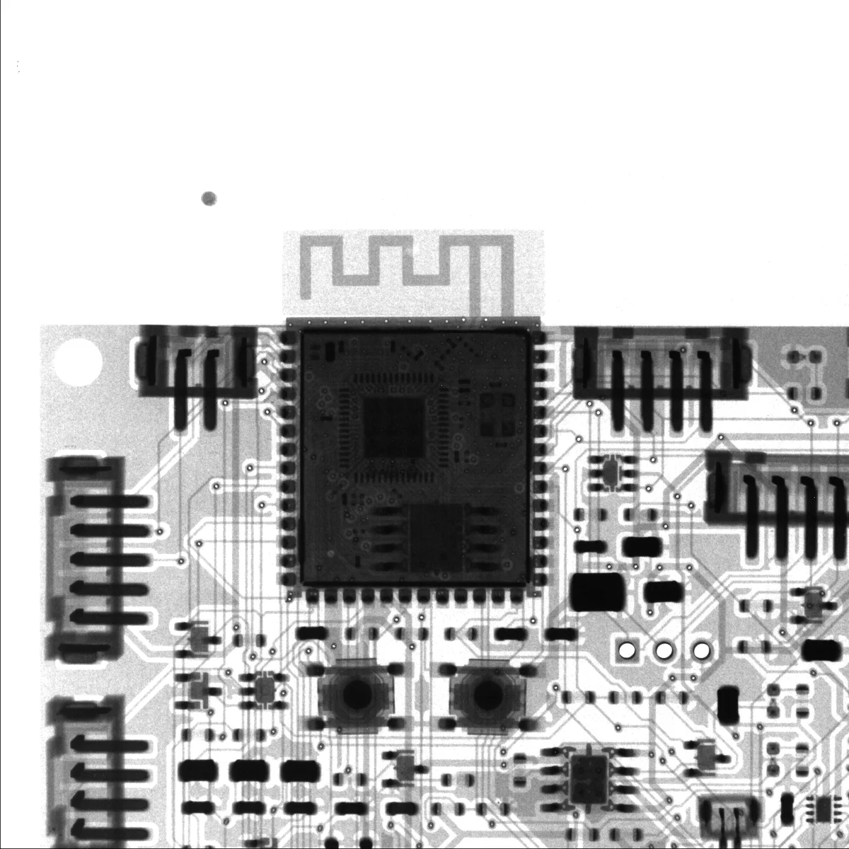 Röntgenaufnahme der bestückten Wildkamera-Platine mit ESP32-Modul und Leiterbahnen